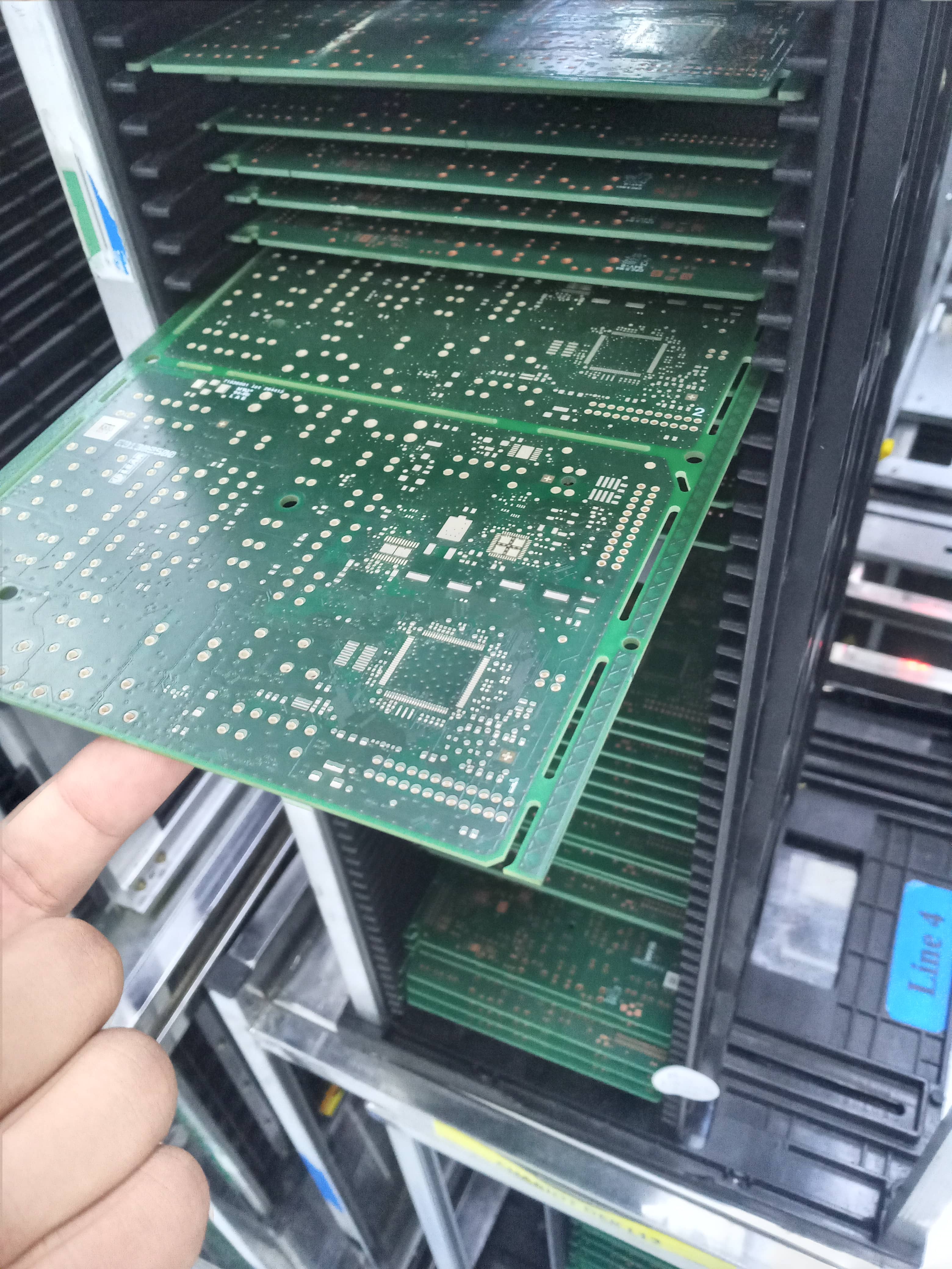 die Leiterplatte nach der Laserbeschriftung