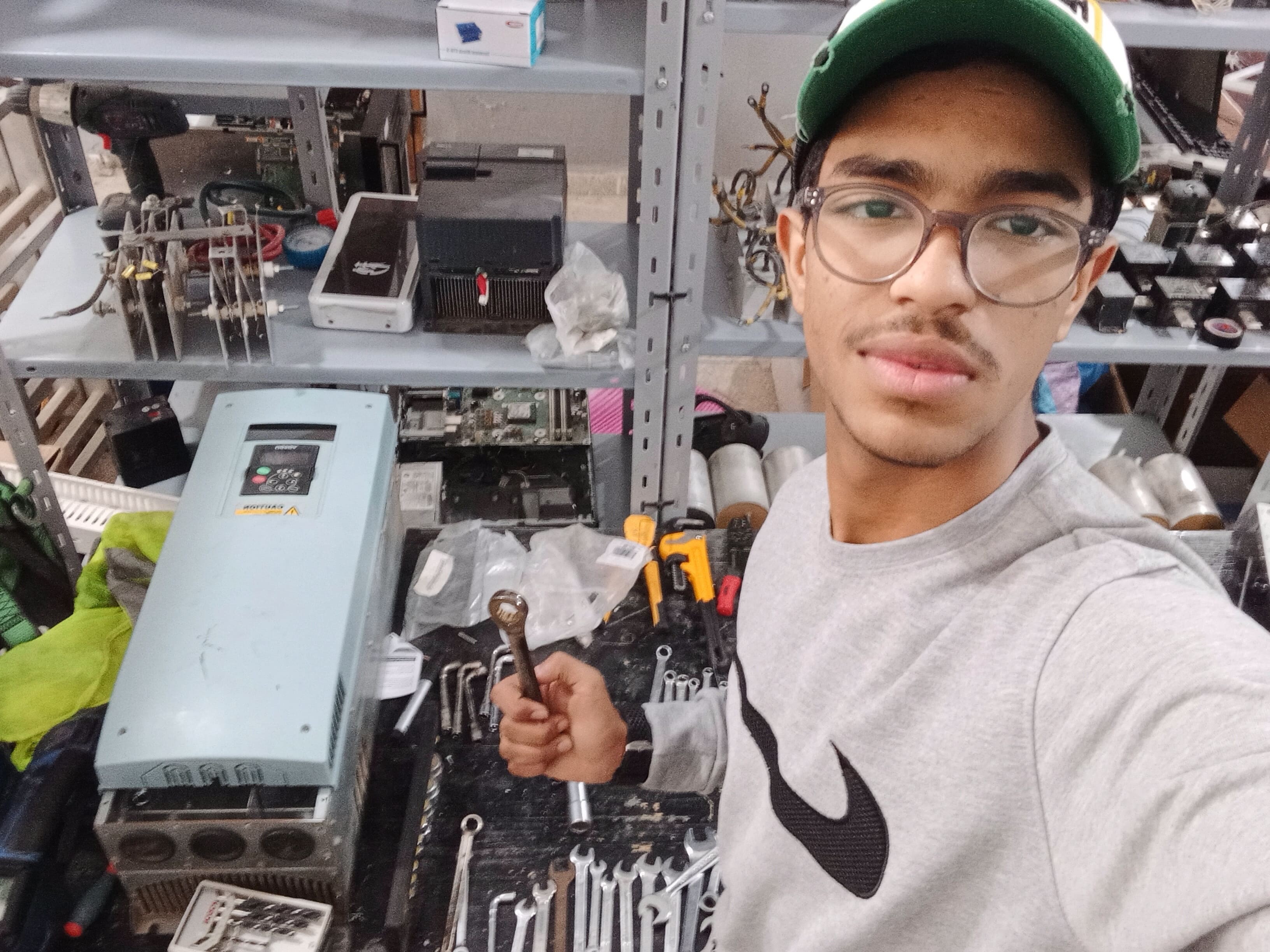 bei der Reparatur eines Frequenzumrichters